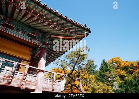Yeongnamnu tradizionale padiglione coreano in autunno a Miryang, Corea Foto Stock