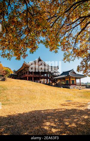 Yeongnamnu tradizionale padiglione coreano in autunno a Miryang, Corea Foto Stock