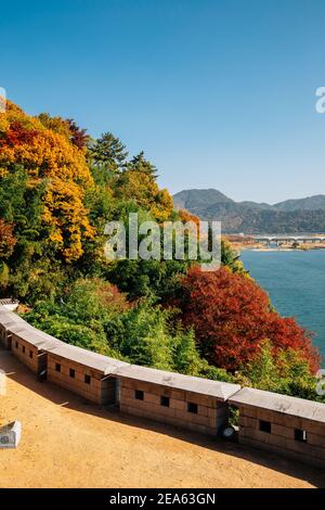 Vista del fiume Miryang e della montagna in autunno a Miryang, Corea Foto Stock