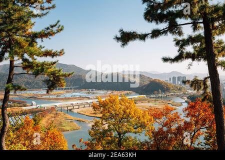 Vista panoramica sul fiume Miryang e sulle montagne in autunno a Miryang, Corea Foto Stock