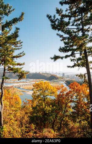 Vista panoramica sul fiume Miryang e sulle montagne in autunno a Miryang, Corea Foto Stock