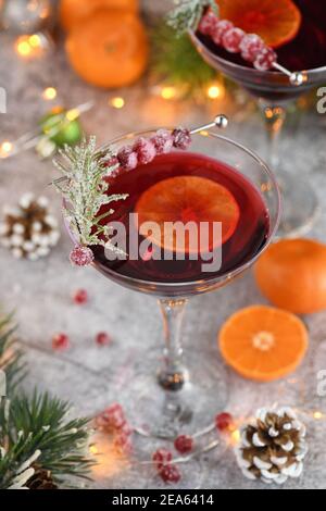 Calice con Margarita mirtillo con mirtillo canditi, rosmarino e mandarino. Cocktail perfetto per una festa di Natale Foto Stock