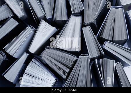 Sfondo del libro. Libri vecchi nella biblioteca. Negozio di librerie. Pubblicazioni di conoscenza, letteratura. Libreria, libreria. Pagine bianche. Grigio pieno ba Foto Stock