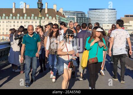 Turisti e londinesi, persone che attraversano Westminster Bridge a Londra, Inghilterra Foto Stock