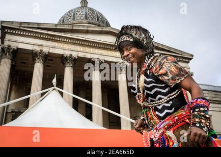 Artista africano. I gruppi di danza in costumi colorati si esibiscono presso "Africa on the Square", Trafalgar Square, Londra Foto Stock