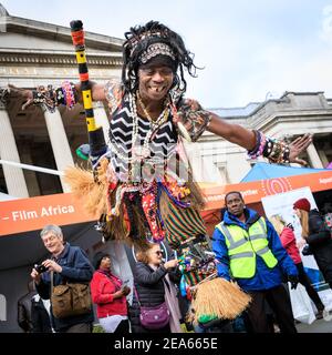 Artista africano. I gruppi di danza in costumi colorati si esibiscono presso "Africa on the Square", Trafalgar Square, Londra Foto Stock