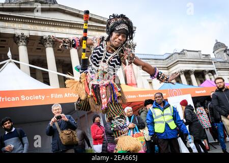 Artista africano. I gruppi di danza in costumi colorati si esibiscono presso "Africa on the Square", Trafalgar Square, Londra Foto Stock