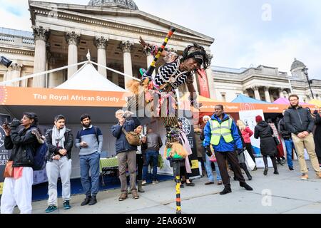 Artista africano. I gruppi di danza in costumi colorati si esibiscono presso "Africa on the Square", Trafalgar Square, Londra Foto Stock