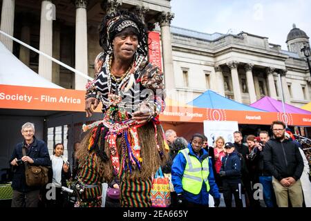 Artista africano. I gruppi di danza in costumi colorati si esibiscono presso "Africa on the Square", Trafalgar Square, Londra Foto Stock