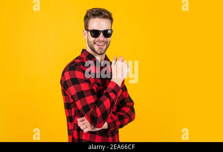 capelli ben curati. bellezza maschile e look alla moda. camicia a scacchi per il ragazzo bearded. uomo bello sraduto con setole in occhiali da sole. concetto di parrucchiere. giovane e sicuro. Foto Stock
