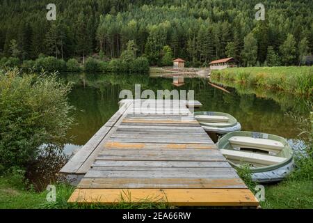 Ponte sul Nagoldtalsperre (riserva di Nagold) nella Foresta Nera con un molo e barche di fronte, vicino Freudenstadt, Baden-Wuerttemberg, Ger Foto Stock