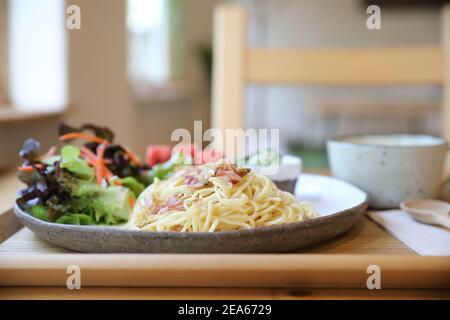 Spaghetti con cozze e prosciutto in stile giapponese Foto Stock