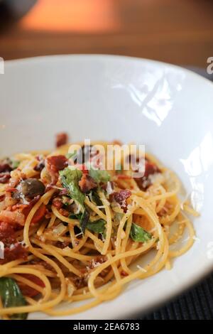 Peperoncini secchi e bacon spaghetti su fondo di legno Foto Stock