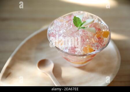 Gelatina da dessert giapponese con frutta su piatto di legno Foto Stock