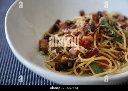 Peperoncini secchi e bacon spaghetti su fondo di legno Foto Stock