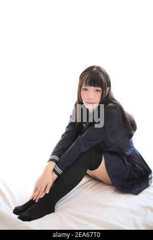Ritratto giapponese scuola ragazza in camera da letto tono bianco Foto Stock