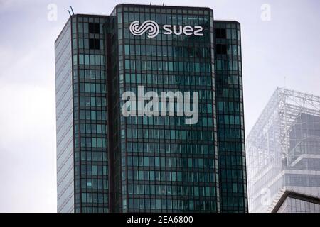 File photo datato 07 maggio 2020 di una vista generale dell'edificio SUEZ nel quartiere della Difesa, a Puteaux, Francia. Veolia Environnement SA ha subito una reazione negativa dal suo tentativo ostile di acquistare la rivale di utilità Suez SA, come un tribunale francese ha ordinato la sospensione di qualsiasi offerta e il governo ha accusato la società di rinunciare alle promesse di cercare un accordo amichevole. La situazione di stallo tra i due colossi francesi dei rifiuti e dell’acqua stava già testando i limiti della cultura aziendale del paese. Queste ultime escalation potrebbero esercitare una pressione crescente su un governo già interventista per negoziare un accordo. Foto di Foto Stock