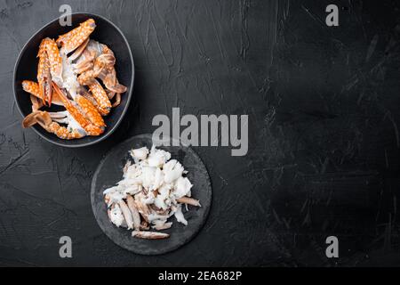 Set di artigli di granchio blu bollito, su sfondo nero, vista dall'alto piatto, con copyspace e spazio per il testo Foto Stock