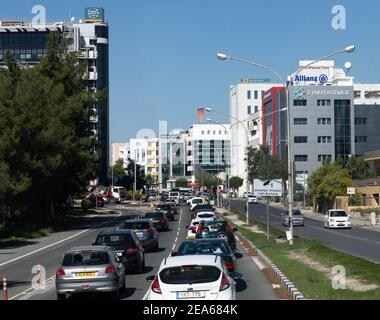 Nicosia, Cipro - 2 novembre. 2018. Il traffico di Viale Lemesou e la vista generale della città Foto Stock