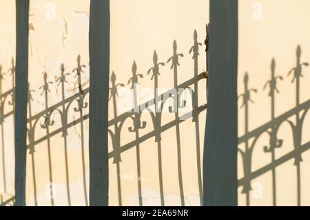 Architettura di base. Colonne in pietra bianca con ombre in luce del tramonto. Arcade del cortile di yaroslav a Veliky Novgorod, Russia Foto Stock