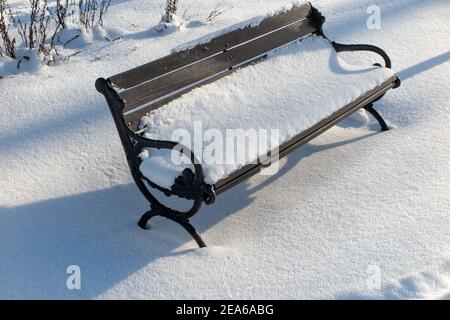 Una panchina nel parco coperto di neve Foto: Bo Arrhed Foto Stock