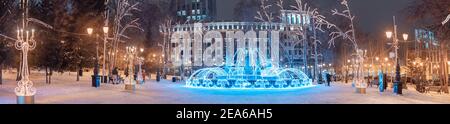 Ampia vista panoramica del illuminato con ghirlande e scintillante fontana di luci nel centro di Ufa, Russia. Decorazioni di Natale e Capodanno An Foto Stock