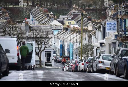 Brighton UK 8 febbraio 2021 - tetti innevati a Brighton dopo una leggera caduta di neve durante la notte con più previsioni per le parti dell'Est e del Sud Est di oggi: Credit Simon Dack / Alamy Live News Foto Stock