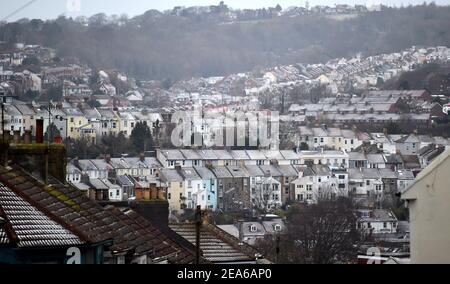 Brighton UK 8 febbraio 2021 - tetti innevati a Brighton dopo una leggera caduta di neve durante la notte con più previsioni per le parti dell'Est e del Sud Est di oggi: Credit Simon Dack / Alamy Live News Foto Stock