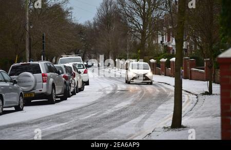 Brighton UK 8 febbraio 2021 - Icy condizioni di guida intorno a Queens Park a Brighton dopo una leggera caduta di neve durante la notte con più previsioni per le parti dell'Est e del Sud Est di oggi: Credit Simon Dack / Alamy Live News Foto Stock