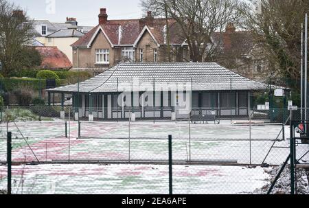 Brighton UK 8 febbraio 2021 - campi da tennis coperti dalla neve nel Queens Park Brighton dopo una leggera caduta di neve durante la notte con più previsioni per le parti dell'Est e del Sud Est di oggi: Credit Simon Dack / Alamy Live News Foto Stock