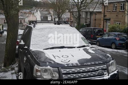 Brighton UK 8 febbraio 2021 - Snow writing on cars in Brighton dopo una leggera caduta di neve durante la notte con più previsioni per le parti dell'Est e del Sud Est di oggi: Credit Simon Dack / Alamy Live News Foto Stock