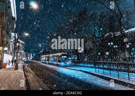 Moderno tram di mosca che attraversa la neve. Trasporto urbano elettrico a Mosca, Russia Foto Stock