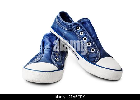 Sneakers blu su sfondo bianco isolato primo piano, eleganti gommate in gomma senza lacci, paio di scarpe sportive in denim, stivali casual in tessuto, calzature Foto Stock