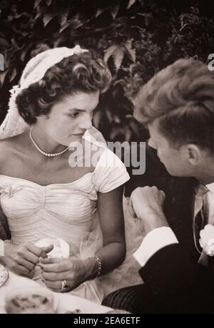 Jacqueline Bouvier Kennedy e John Kennedy parlano al loro ricevimento di nozze, 12 settembre 1953, Newport, Rhode Island Foto Stock