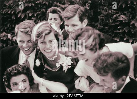 Foto d'epoca del matrimonio Kennedy. Ritratto in primo piano della famiglia Kennedy con la coppia. 12 settembre 1953, Newport, Rhode Island Foto Stock