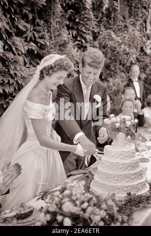 Jackie Bouvier Kennedy e John F. Kennedy tagliano la torta al loro matrimonio, 12 settembre 1953, Newport, Rhode Island Foto Stock