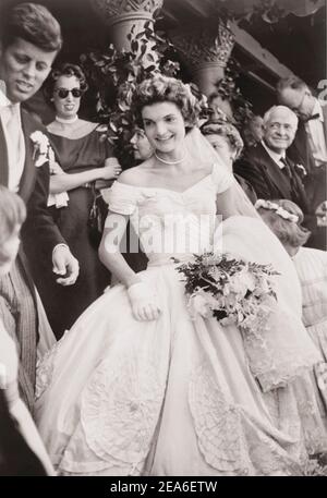 Jacqueline Bouvier il suo giorno di nozze, con Jack Kennedy sulla sinistra leggermente fuori dalla cornice. 12 settembre 1953, Newport, Rhode Island