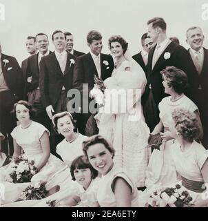 Jackie Bouvier e Jack Kennedy, in abbigliamento da sposa, con i membri della festa di nozze. 12 settembre 1953, Newport, Rhode Island Foto Stock