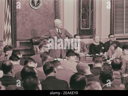 Il presidente Dwight D. Eisenhower in piedi ad un tavolo alla Casa Bianca, durante una conferenza stampa alla Casa Bianca, Washington, D.C., USA. 9 ottobre Foto Stock