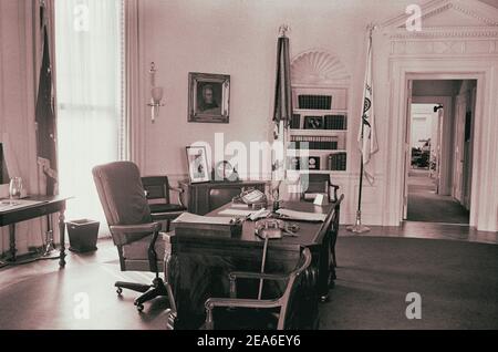 Foto d'epoca della vista laterale della scrivania e della sedia nell'ufficio ovale della Casa Bianca, Washington, D.C., USA. 4 novembre 1964 Foto Stock