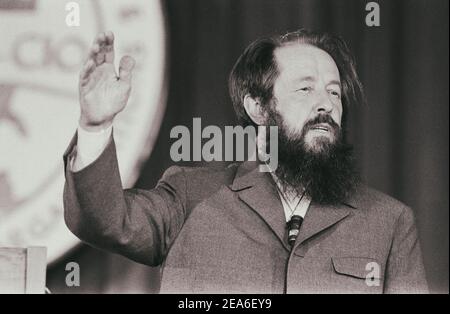 Aleksandr Solzhenitsyn, ritratto della testa e delle spalle, rivolto verso la parte anteriore, che parla ad una riunione dell'AFL-CIO. STATI UNITI. Giugno 31 1975 Foto Stock