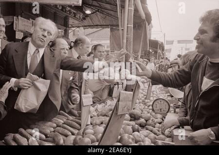 Il presidente Gerald Ford ad un mercato agricolo a Philadelphia, Pennsylvania, Stati Uniti. Settembre 1976 Foto Stock