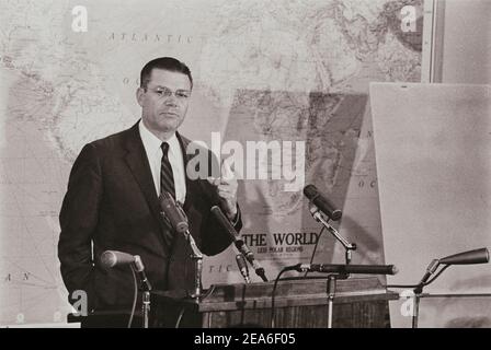 Il Segretario della Difesa statunitense Robert McNamara alla conferenza stampa risponde alle domande sulla crisi missilistica cubana. STATI UNITI. 23 ottobre 1962 Foto Stock