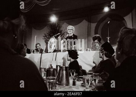 Margaret C. Smith al pranzo del Club Nazionale della Stampa delle Donne. STATI UNITI. Margaret Madeline Chase Smith, 27 gennaio 1964 (1897 – 1995), è stata una Foto Stock