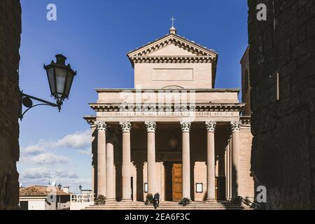 La facciata della basilica di San Marino, la chiesa principale della Repubblica di San Marino, in una giornata di sole Foto Stock