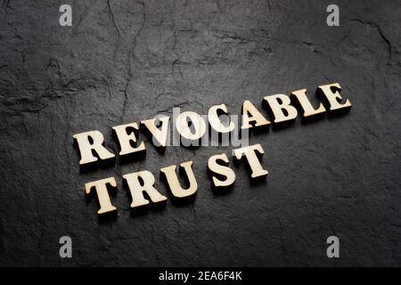 Parole di fiducia revocabili su sfondo scuro. Foto Stock