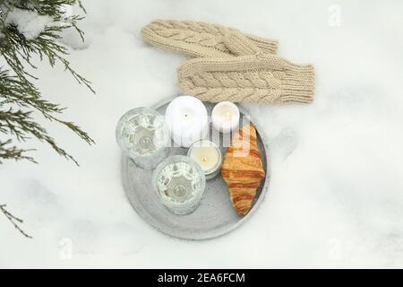 Concetto accogliente con champagne e croissant all'aperto in inverno Foto Stock