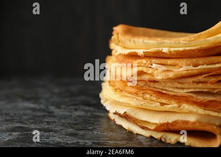 Deliziosi pancake sottili su fondo nero fumé Foto Stock