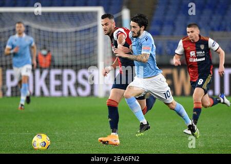 Roma, Italia. 07 febbraio 2021. Charalambos Lykogiannis di Cagliari Calcio e Luis Alberto della S.S. Lazio in azione durante la Serie 2020-21 UNA partita di Campionato Italiano tra S.S. Lazio e Cagliari Calcio allo Stadio Olimpico.Punteggio finale; S.S. Lazio 1:0 Cagliari Calcio. Credit: SOPA Images Limited/Alamy Live News Foto Stock