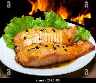 Salmone al forno con salsa alla frutta Foto Stock